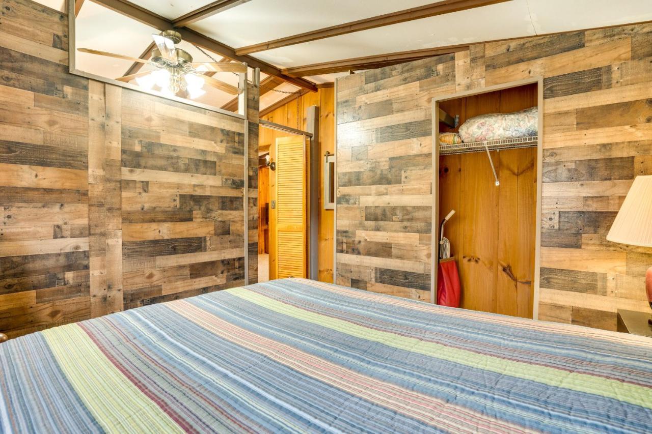 Peaceful Warne Cabin Fenced Yard And Screened Porch Brasstown Exteriör bild