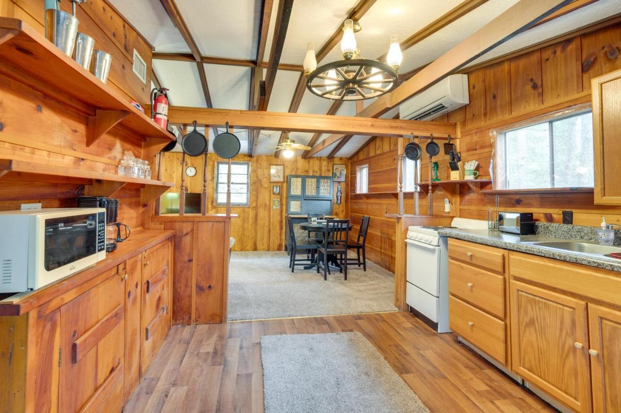 Peaceful Warne Cabin Fenced Yard And Screened Porch Brasstown Exteriör bild