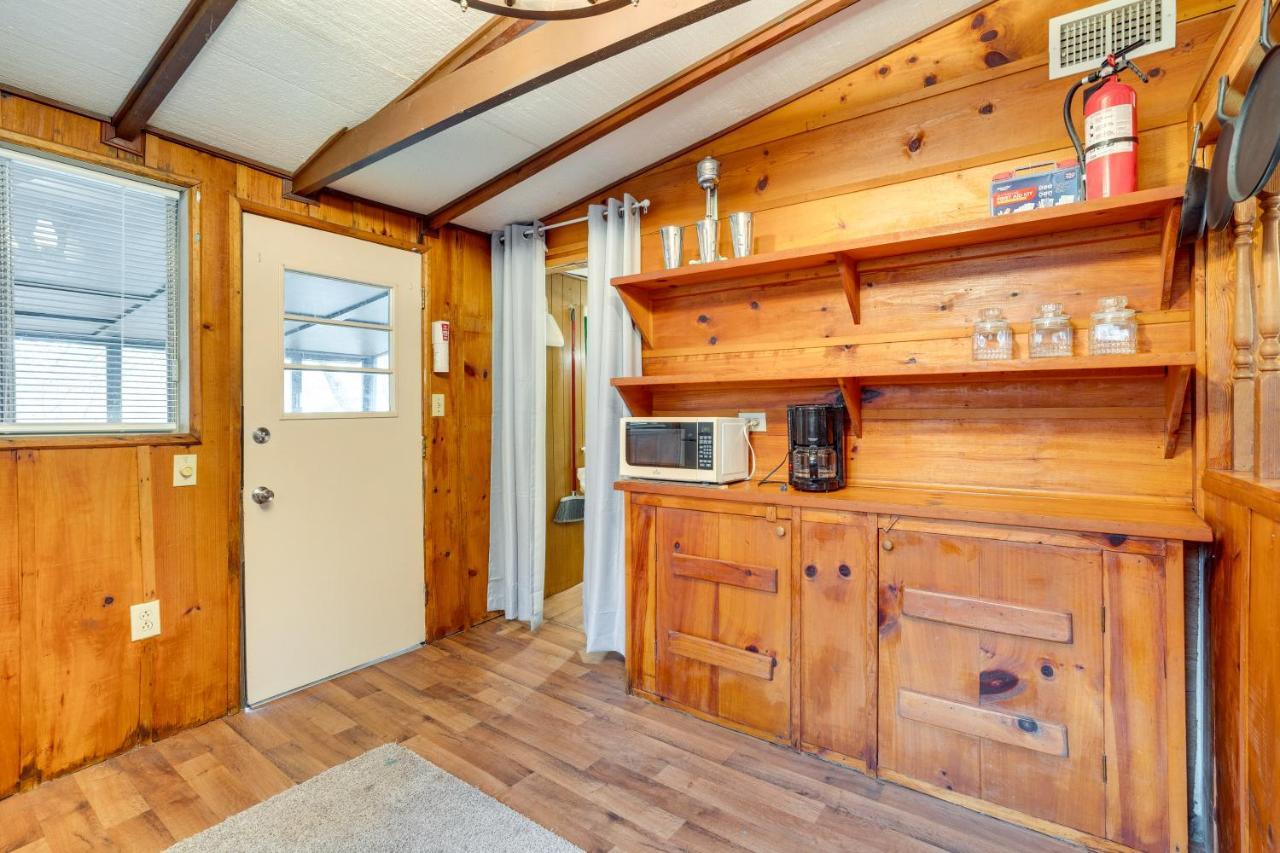 Peaceful Warne Cabin Fenced Yard And Screened Porch Brasstown Exteriör bild