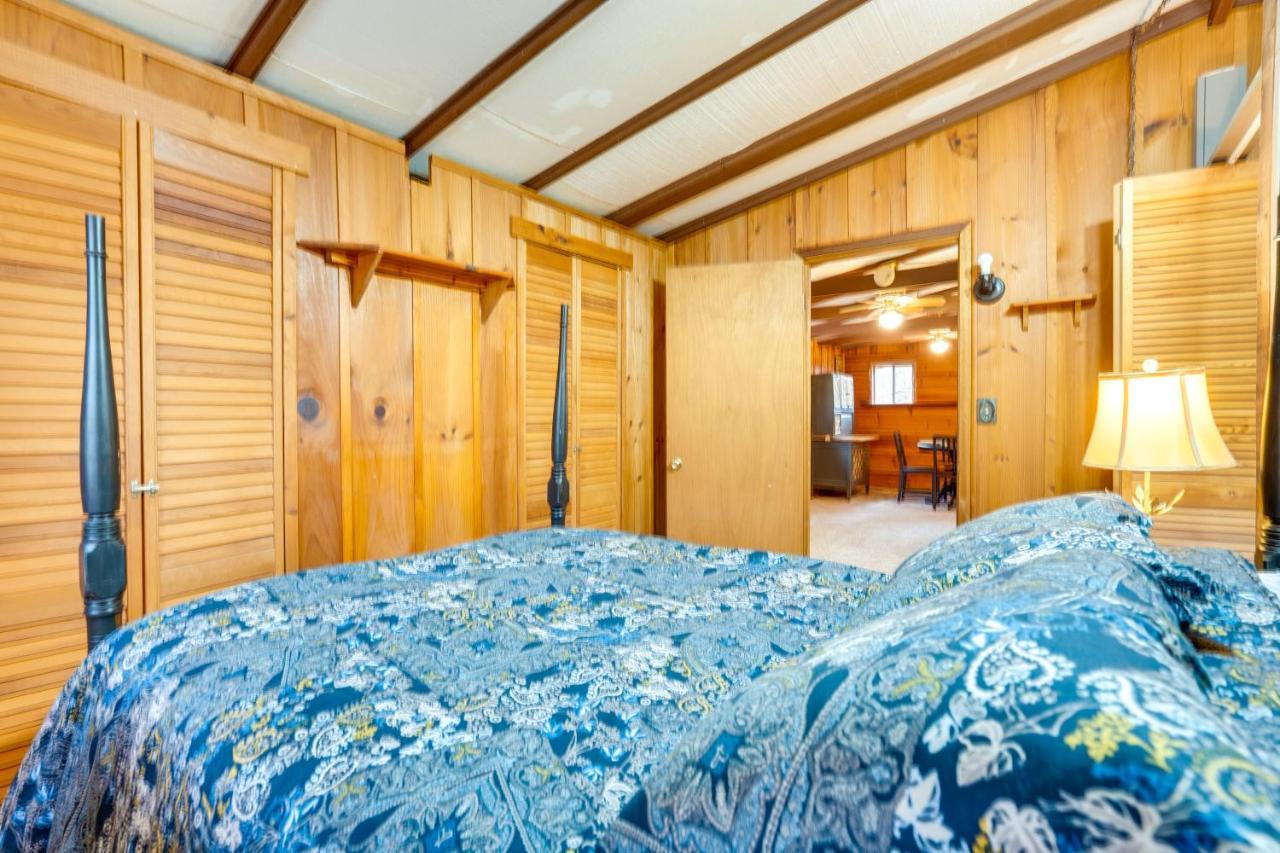 Peaceful Warne Cabin Fenced Yard And Screened Porch Brasstown Exteriör bild