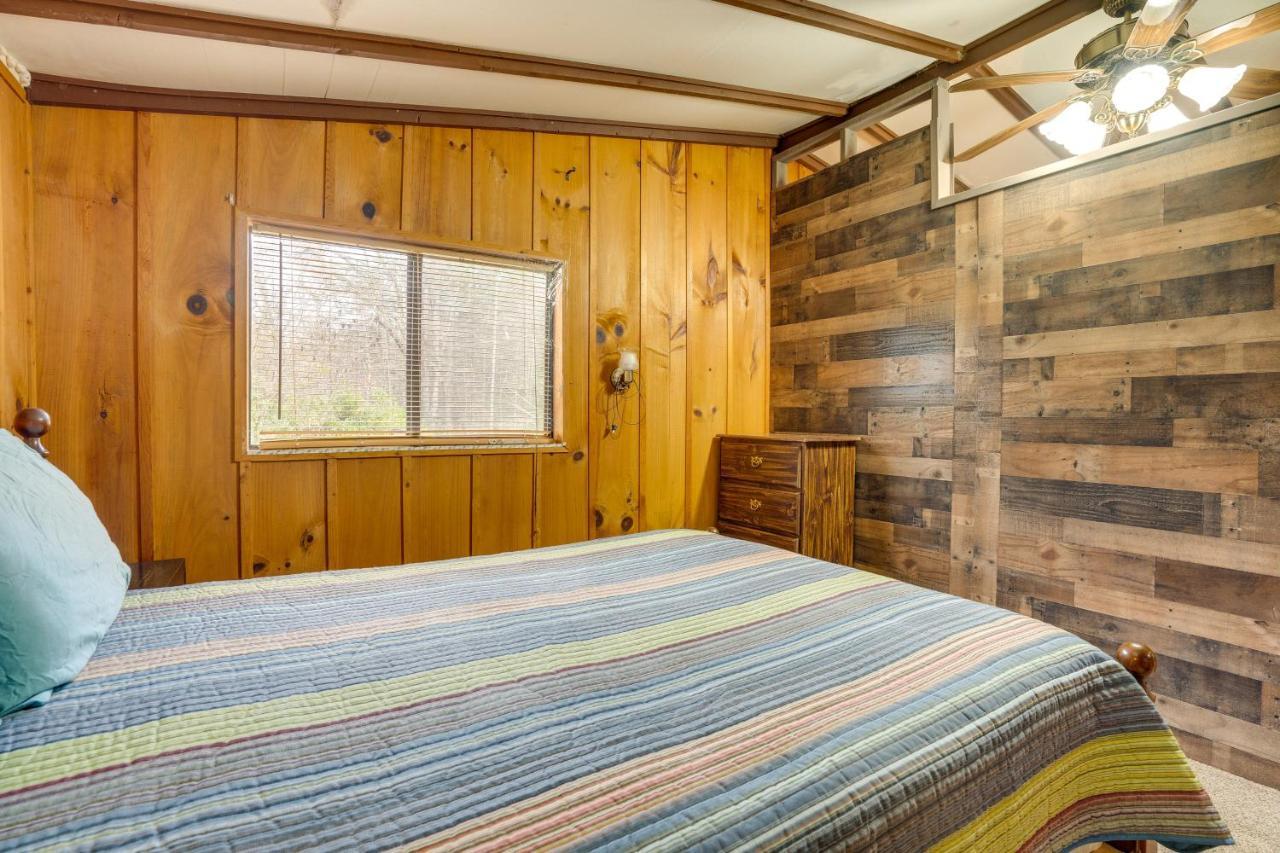 Peaceful Warne Cabin Fenced Yard And Screened Porch Brasstown Exteriör bild